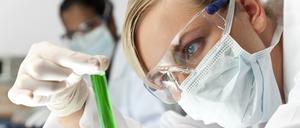 Vollzeit im Labor, aber nur in Teilzeit beschäftigt: Das ist gängige Praxis in der Wissenschaft.