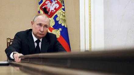 ARCHIV - 10.03.2022, Russland, Moskau: Das von der staatlichen russischen Nachrichtenagentur Sputnik veröffentlichte Poolfoto zeigt Wladimir Putin, Präsident von Russland, der eine Sitzung mit Regierungsmitgliedern per Telefonkonferenz leitet. (zu dpa «Putins Schwäche - Moskau entgleiten die Ex-Sowjetstaaten») Foto: Mikhail Klimentyev/Pool Sputnik Kremlin/AP/dpa - ACHTUNG: Nur zur redaktionellen Verwendung im Zusammenhang mit der aktuellen Berichterstattung und nur mit vollständiger Nennung des vorstehenden Credits +++ dpa-Bildfunk +++