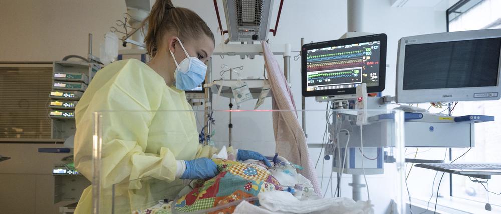 Eine Intensivpflegerin versorgt auf der Kinder-Intensivstation des Olgahospitals des Klinkums Stuttgart einen am Respiratorischen Synzytial-Virus (RS-Virus oder RSV) erkrankten Patienten, der beatmet wird.