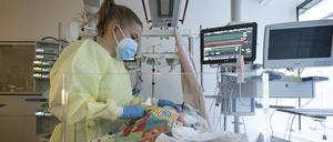 Eine Intensivpflegerin versorgt auf der Kinder-Intensivstation des Olgahospitals des Klinkums Stuttgart einen am Respiratorischen Synzytial-Virus (RS-Virus oder RSV) erkrankten Patienten, der beatmet wird.