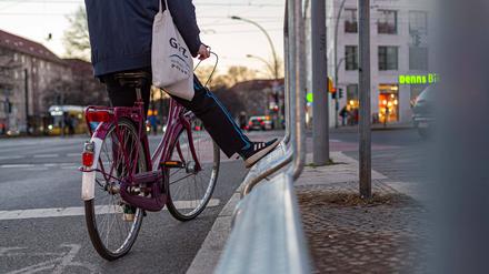 An der Ostseestraße in Pankow stehen die Wartetrittbretter auf der anderen Fahrbahnseite.