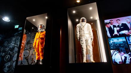 Raumanzug von einem Astronauten und einem Kosmonauten im Cold War Museum in Berlin.