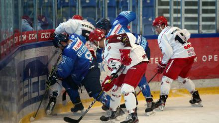Gerangel an der Bande. Die Regionalliga-Spieler von Fass im Einsatz.