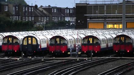 Züge der Piccadilly-Linie in London stehen in ihrem Depot (Archiv).