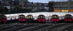 Züge der Piccadilly-Linie in London stehen in ihrem Depot (Archiv).