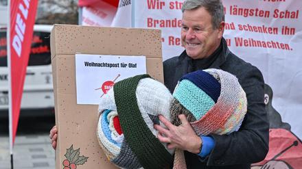 Christian Görke (Die Linke), Bundestagsabgeordneter, bekommt von Mitgliedern der Cottbuser Linken einen 70 Meter langen Schal der Aktion «Stricken gegen soziale Kälte». Diesen Schal will Görke an Bundeskanzler Scholz (SPD) übergeben.