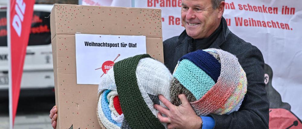 Christian Görke (Die Linke), Bundestagsabgeordneter, bekommt von Mitgliedern der Cottbuser Linken einen 70 Meter langen Schal der Aktion «Stricken gegen soziale Kälte». Diesen Schal will Görke an Bundeskanzler Scholz (SPD) übergeben.