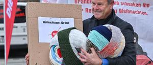 Christian Görke (Die Linke), Bundestagsabgeordneter, bekommt von Mitgliedern der Cottbuser Linken einen 70 Meter langen Schal der Aktion «Stricken gegen soziale Kälte». Diesen Schal will Görke an Bundeskanzler Scholz (SPD) übergeben.