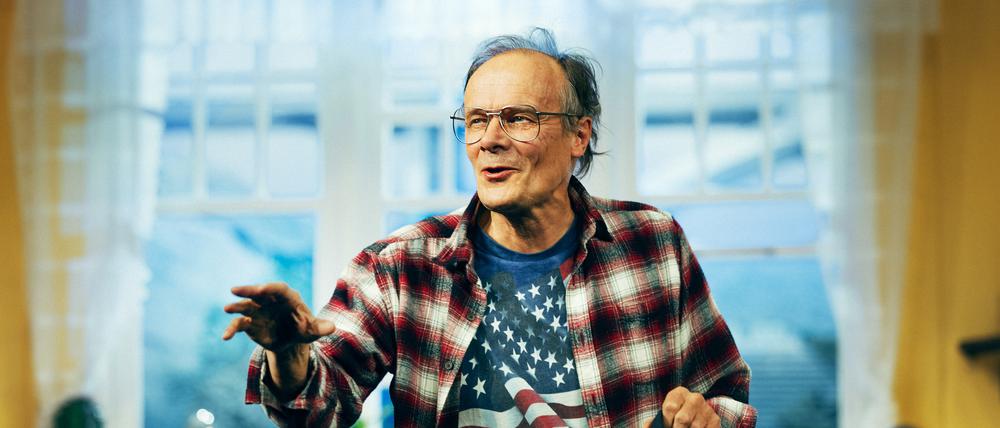 Bill (Edgar Selge) erzählt gern schlüpfrige Witze.