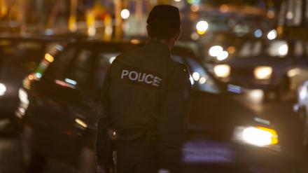 Ein iranischer Moralpolizist steht bei der Überwachung eines Gebiets in Teheran Wache.