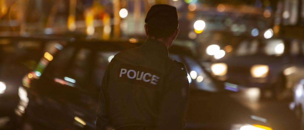 Ein iranischer Moralpolizist steht bei der Überwachung eines Gebiets in Teheran Wache.