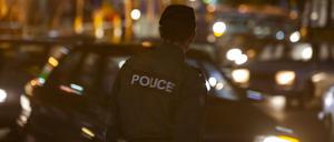 Ein iranischer Moralpolizist steht bei der Überwachung eines Gebiets in Teheran Wache.