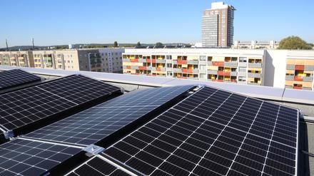 Photovoltaikanlage auf Dächern im Potsdamer Stadtteil Drewitz. 