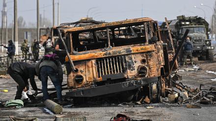 Ein Blick auf ein zerstörtes Militärfahrzeug der ukrainischen Streitkräfte am 11.03.2022 in Cherson.