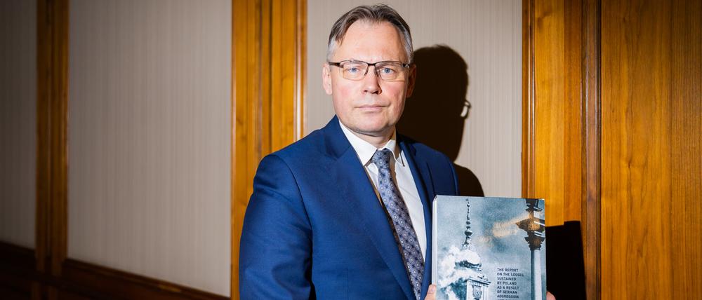 Arkadiusz Mularczyk, Polens Vize-Außenminister, mit dem Bericht über die Bilanz der Kriegsschäden in seinem Land.