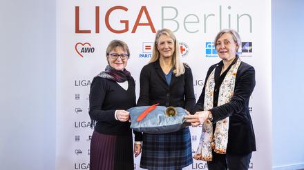 Gabriele Schlimper vom Paritätischen Wohlfahrtsverband Berlin übergibt die Federführung der LIGA Berlin an Andrea Asch und Ursula Schoen vom Diakonischen Werk Berlin-Brandenburg-schlesische Oberlausitz.