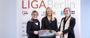 Gabriele Schlimper vom Paritätischen Wohlfahrtsverband Berlin übergibt die Federführung der LIGA Berlin an Andrea Asch und Ursula Schoen vom Diakonischen Werk Berlin-Brandenburg-schlesische Oberlausitz.