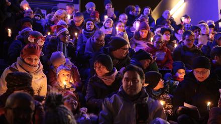 Weihnachtssingen wie hier gibt es inzwischen in verschiedenen Stadien.