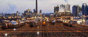 Industrieanlagen in Köln: Die Industrie verlangt mit Blick auf niedrigere Steuern im Ausland dringend Entlastungen.