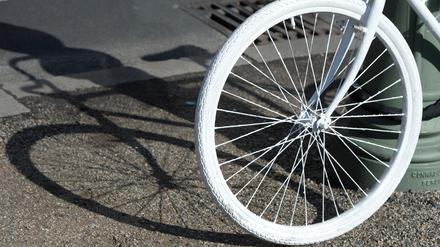ARCHIV - 20.03.2014, Berlin: Ein weiß lackiertes «Geisterrad» steht nahe dem Kanzleramt. Mit den sogenannten «Geisterrädern» erinnert der Allgemeine Deutsche Fahrrad-Club Berlin (ADFC) an tödlich verunglückte Radfahrer. (zu dpa-Wochenendumfrage «Straßenkreuze erinnern an Verkehrstote» vom 07.07.2018) Foto: Maurizio Gambarini/dpa +++ dpa-Bildfunk +++