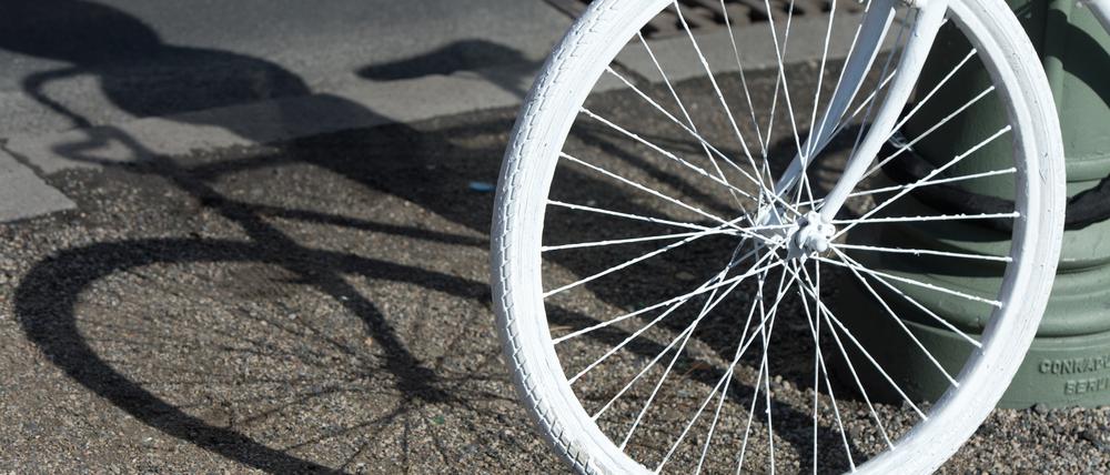 ARCHIV - 20.03.2014, Berlin: Ein weiß lackiertes «Geisterrad» steht nahe dem Kanzleramt. Mit den sogenannten «Geisterrädern» erinnert der Allgemeine Deutsche Fahrrad-Club Berlin (ADFC) an tödlich verunglückte Radfahrer. (zu dpa-Wochenendumfrage «Straßenkreuze erinnern an Verkehrstote» vom 07.07.2018) Foto: Maurizio Gambarini/dpa +++ dpa-Bildfunk +++