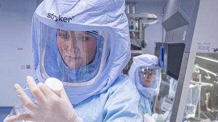 Laborantinnen der Firma Biontech erproben in einem Reinraum am neuen Produktionsstandort in Marburg die finalen Arbeitsschritte zur Herstellung des Corona-Impfstoffes an einem Bioreaktor.
