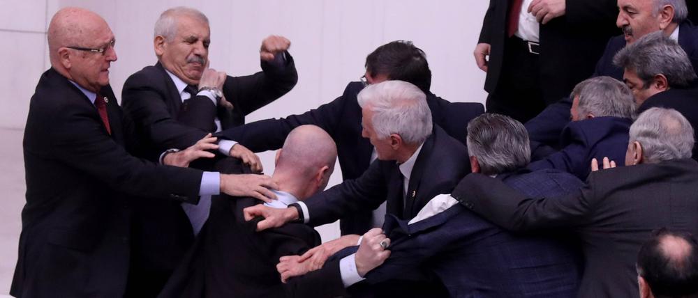 Mitglieder des türkischen Parlaments waren während einer Haushaltsdebatte in eine Schlägerei verwickelt, bei der ein Abgeordneter am 6. Dezember 2022 in Ankara mit Verletzungen ins Krankenhaus gebracht wurde.