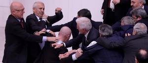 Mitglieder des türkischen Parlaments waren während einer Haushaltsdebatte in eine Schlägerei verwickelt, bei der ein Abgeordneter am 6. Dezember 2022 in Ankara mit Verletzungen ins Krankenhaus gebracht wurde.