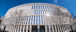 Haupteingang Jacob-Und-Wilhelm-Grimm-Zentrum an der Geschwister-Scholl-Straße in Berlin Mitte. In dem Gebäude befindet sich die Zentralbibliothek und der Computer- und Medienservice der Humboldt-Universität Berlin Mitte Berlin Deutschland *** Main Entrance Jacob Und Wilhelm Grimm Zentrum at Geschwister Scholl Straße in Berlin Mitte The building houses the Central Library and the Computer and Media Service of Humboldt Universität Berlin Mitte Berlin Germany