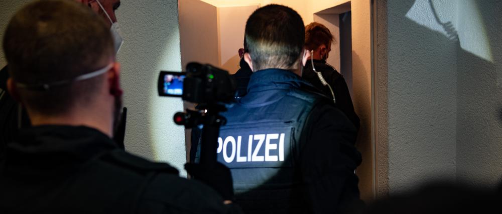 Polizisten bei einer Razzia gegen Schleuser.
