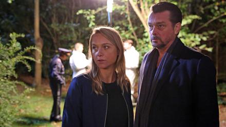 Die Kommissare Bergmann (Hary Prinz) und Sulmtaler (Anna Unterberger) wollen Licht ins Dunkel des Betrugssystems des getöten Bankers bringen.