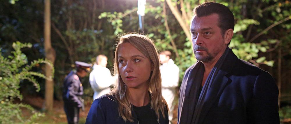 Die Kommissare Bergmann (Hary Prinz) und Sulmtaler (Anna Unterberger) wollen Licht ins Dunkel des Betrugssystems des getöten Bankers bringen. 