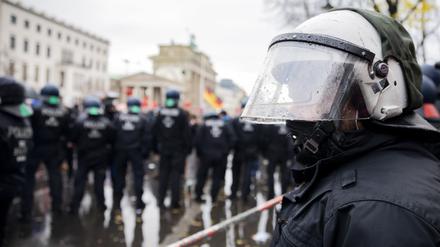 Mehrere Demonstrationen und eine Techno-Parade sorgen für einen Großeinsatz der Polizei am Sonnabend (Symbolbild).