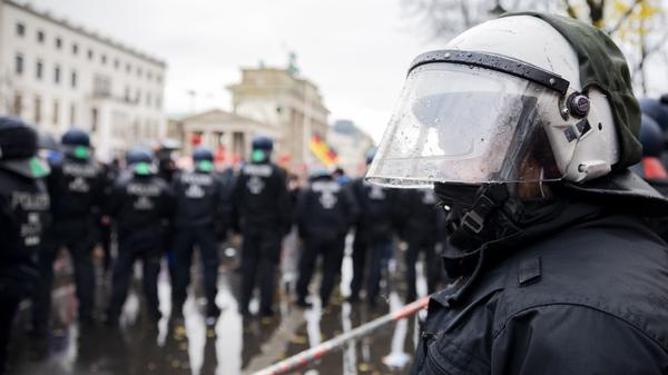 Mehrere Demonstrationen und eine Techno-Parade sorgen für einen Großeinsatz der Polizei am Sonnabend (Symbolbild).