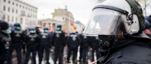 Mehrere Demonstrationen und eine Techno-Parade sorgen für einen Großeinsatz der Polizei am Sonnabend (Symbolbild).
