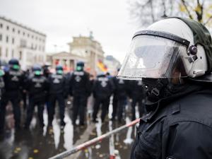 Mehrere Demonstrationen und eine Techno-Parade sorgen für einen Großeinsatz der Polizei am Sonnabend (Symbolbild).