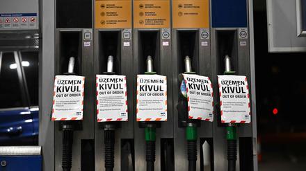 Etiketten mit der Aufschrift „Außer Betrieb“ sind an den Zapfsäulen einer Tankstelle im Zentrum von Budapest am 06. Dezember 2022 zu sehen. - Eine Treibstoffknappheit hat zu „Panikkäufen“ an ungarischen Tankstellen geführt, sagte der ungarische Energieriese MOL am Dienstag und machte dafür die von der Regierung von Premierminister Viktor Orbán verordneten Preisobergrenzen verantwortlich.