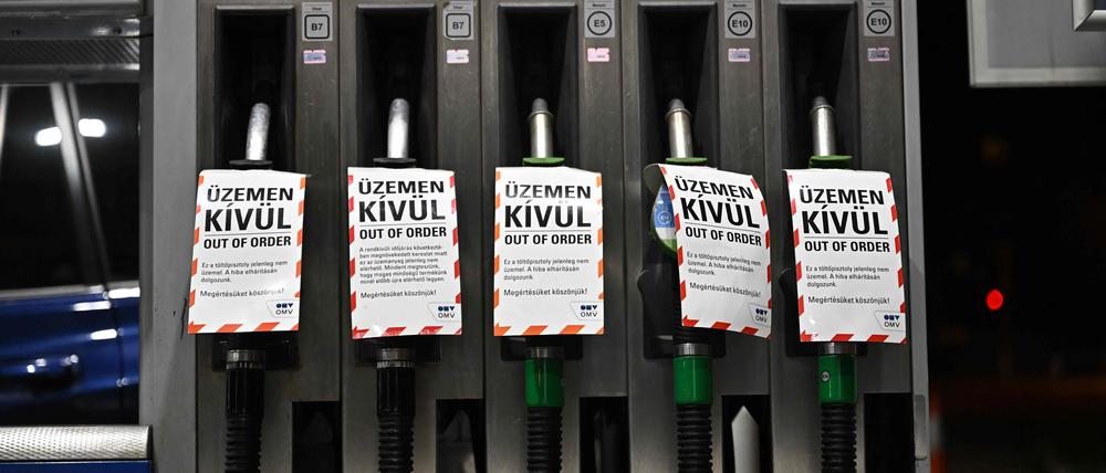Etiketten mit der Aufschrift „Außer Betrieb“ sind an den Zapfsäulen einer Tankstelle im Zentrum von Budapest am 06. Dezember 2022 zu sehen. - Eine Treibstoffknappheit hat zu „Panikkäufen“ an ungarischen Tankstellen geführt, sagte der ungarische Energieriese MOL am Dienstag und machte dafür die von der Regierung von Premierminister Viktor Orbán verordneten Preisobergrenzen verantwortlich.