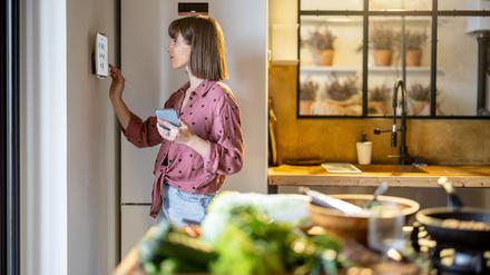 Gesteuert wird das Smart Home über Wanddisplay oder Smartphone.  