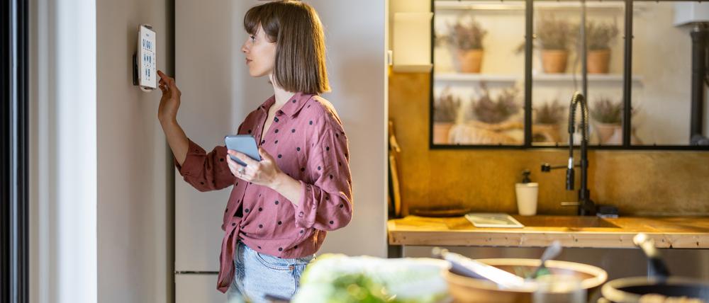 Gesteuert wird das Smart Home über Wanddisplay oder Smartphone.