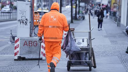 Beschäftigter in der Straßenreinigung mit der Aufschrift BSR.