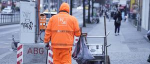 Beschäftigter in der Straßenreinigung.