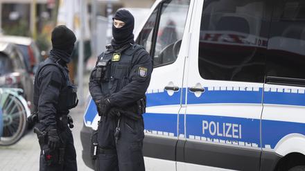 Bei einer Razzia in Hessen haben Einsatzkräfte unter anderem 81 Smartphones und 51 Computer beschlagnahmt. (Symbolfoto)