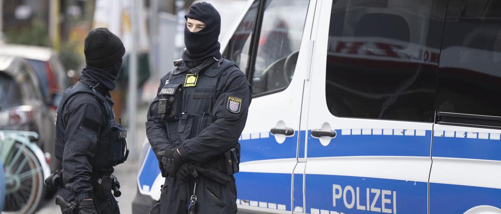 Bei einer Razzia in Hessen haben Einsatzkräfte unter anderem 81 Smartphones und 51 Computer beschlagnahmt. (Symbolfoto)