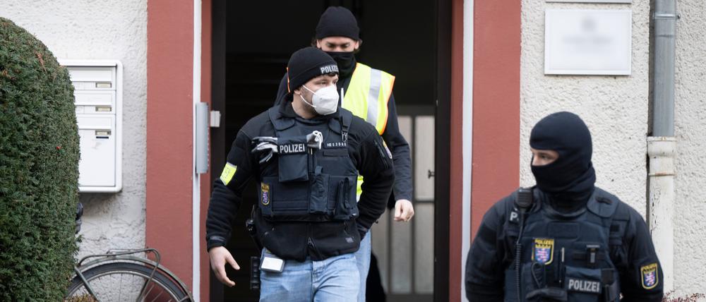 Bei einer Razzia gegen sogenannte Reichsbürger stehen Polizisten vor einem durchsuchten Objekt in Frankfurt.