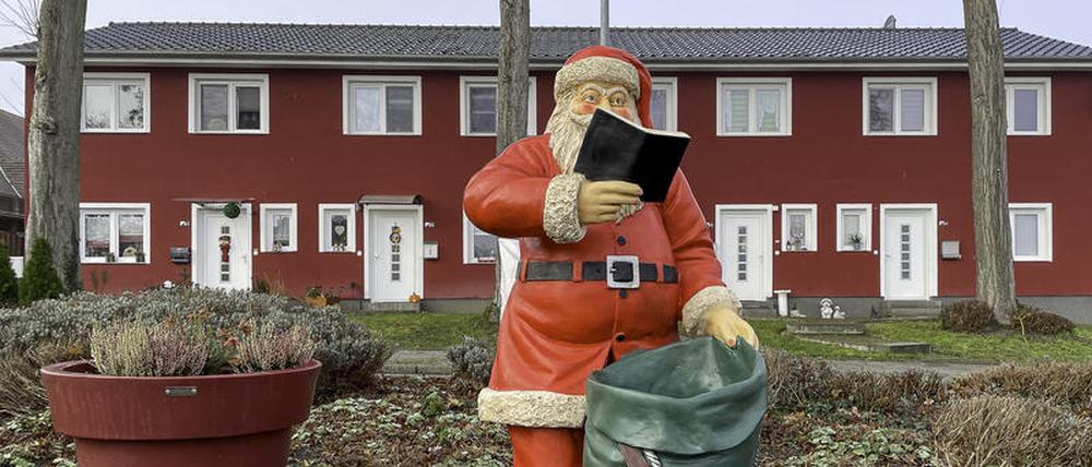Weil sie ihre Beute, eine 50 Kilogramm schwere Weihnachtsmannstatue, im Internet gezeigt hatten, sind die mutmaßlichen Diebe in Pritzwalk (Landkreis Prignitz) geschnappt worden.