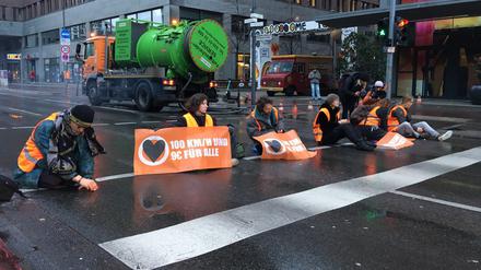 Aktivist:innen blockieren in Mitte.