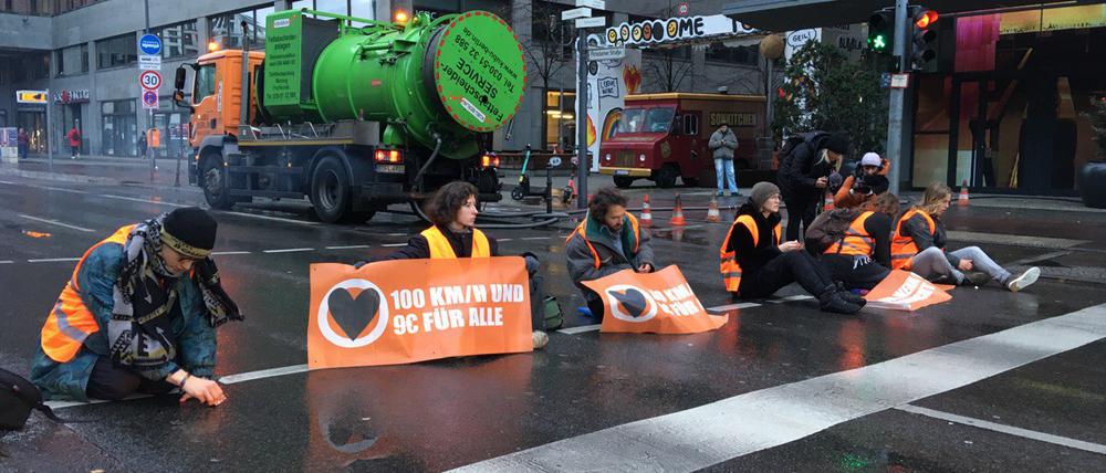 Aktivist:innen blockieren in Mitte.