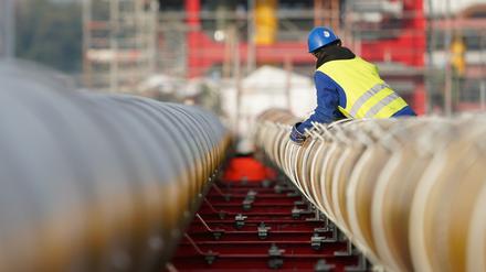 Arbeiter in Brunsbüttel bauen Gas-Pipelines für den geplanten LNG-Flüssiggas-Schwimmterminal zusammen. 