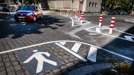 Berlin Mitte OT Gesundbrunnen: im Quartier zwischen Behmstraße / Bellermannstraße / Eulerstraße verhindern neue Poller Schleichwege und sorgen für Verkehrsberuhigung  Kiezblock , Pollerbü Verkehr *** Berlin Mitte OT Gesundbrunnen in the neighborhood between Behmstraße Bellermannstraße Eulerstraße new bollards prevent crawlways and provide traffic calming Kiezblock , Pollerbü traffic 